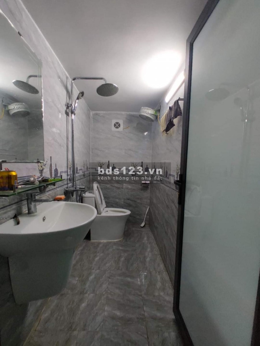Nhà cần bán gấp phố Hoàng Mai. Ô tô cách nhà 10m, 4 tầng đúc, sân thượng
