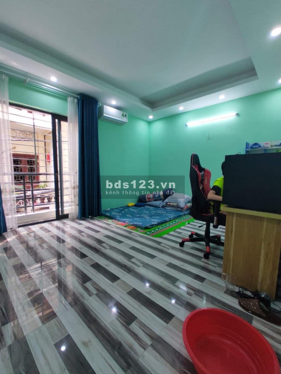 Nhà cần bán gấp phố Hoàng Mai. Ô tô cách nhà 10m, 4 tầng đúc, sân thượng