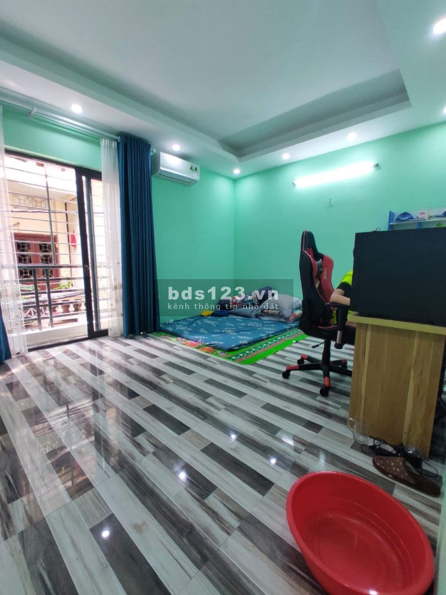 Nhà cần bán gấp phố Hoàng Mai. Ô tô cách nhà 10m, 4 tầng đúc, sân thượng