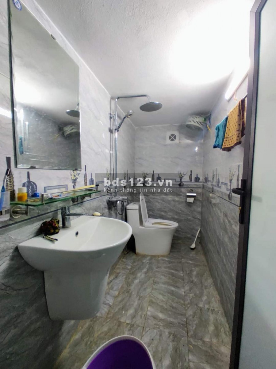 Nhà cần bán gấp phố Hoàng Mai. Ô tô cách nhà 10m, 4 tầng đúc, sân thượng