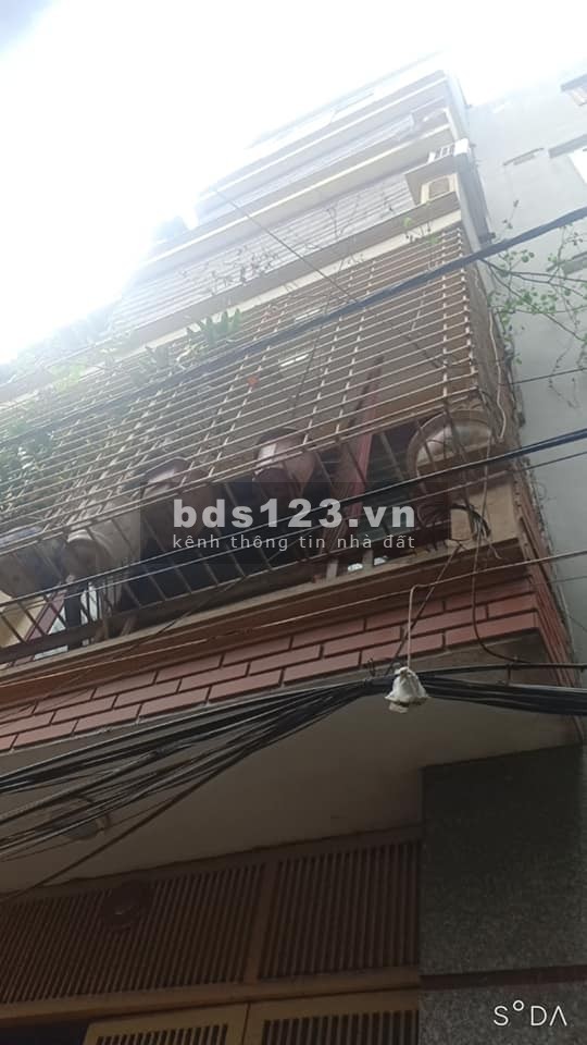 Ô tô đỗ cửa một bước ra phố khu vực trung tâm, đầy đủ tiện ích