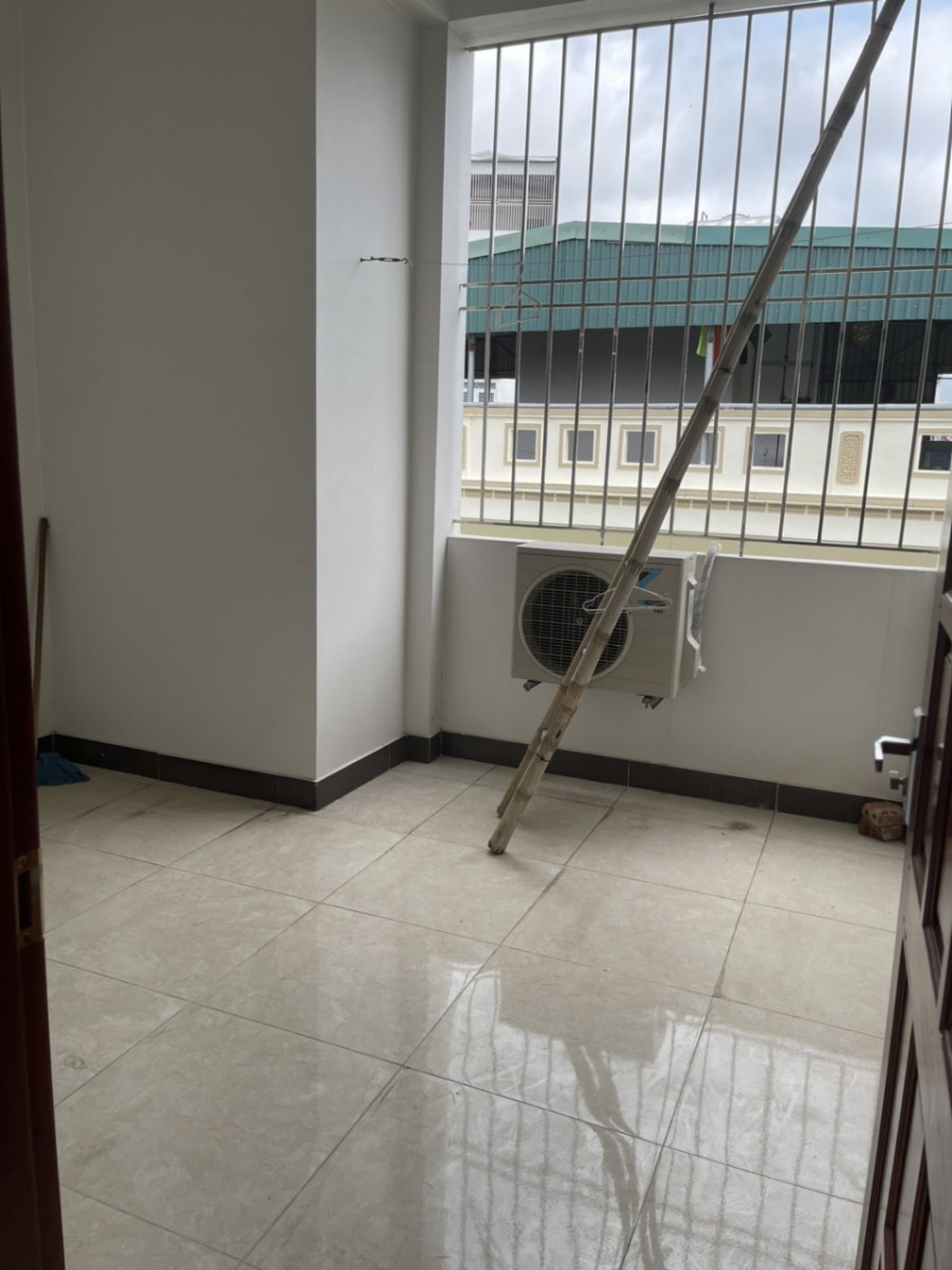 Vợ chồng tôi cần bán nhà 5 tầng sổ đỏ riêng đường Thanh Đàm Hoàng Mai HN giá 2.1 tỷ