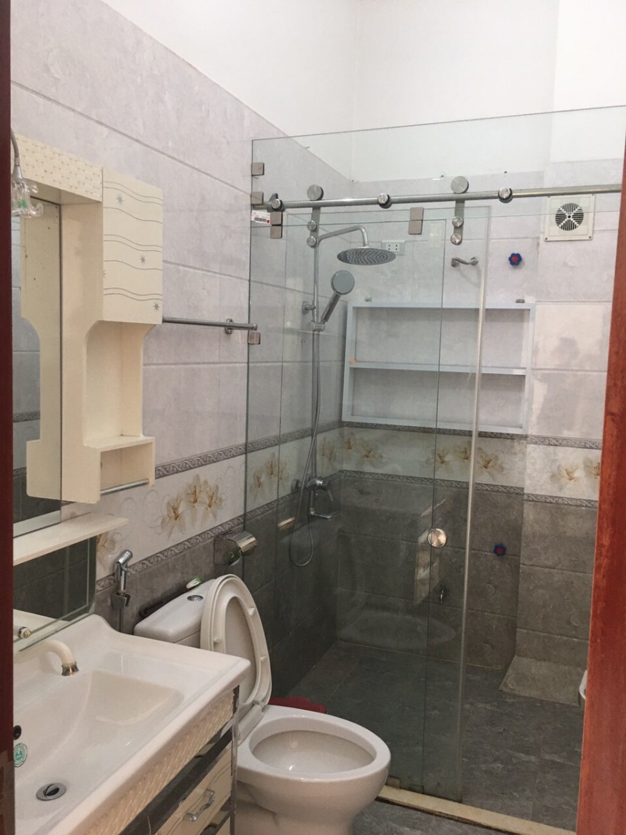 Vợ chồng tôi cần bán nhà 5 tầng sổ đỏ riêng đường Thanh Đàm Hoàng Mai HN giá 2.1 tỷ