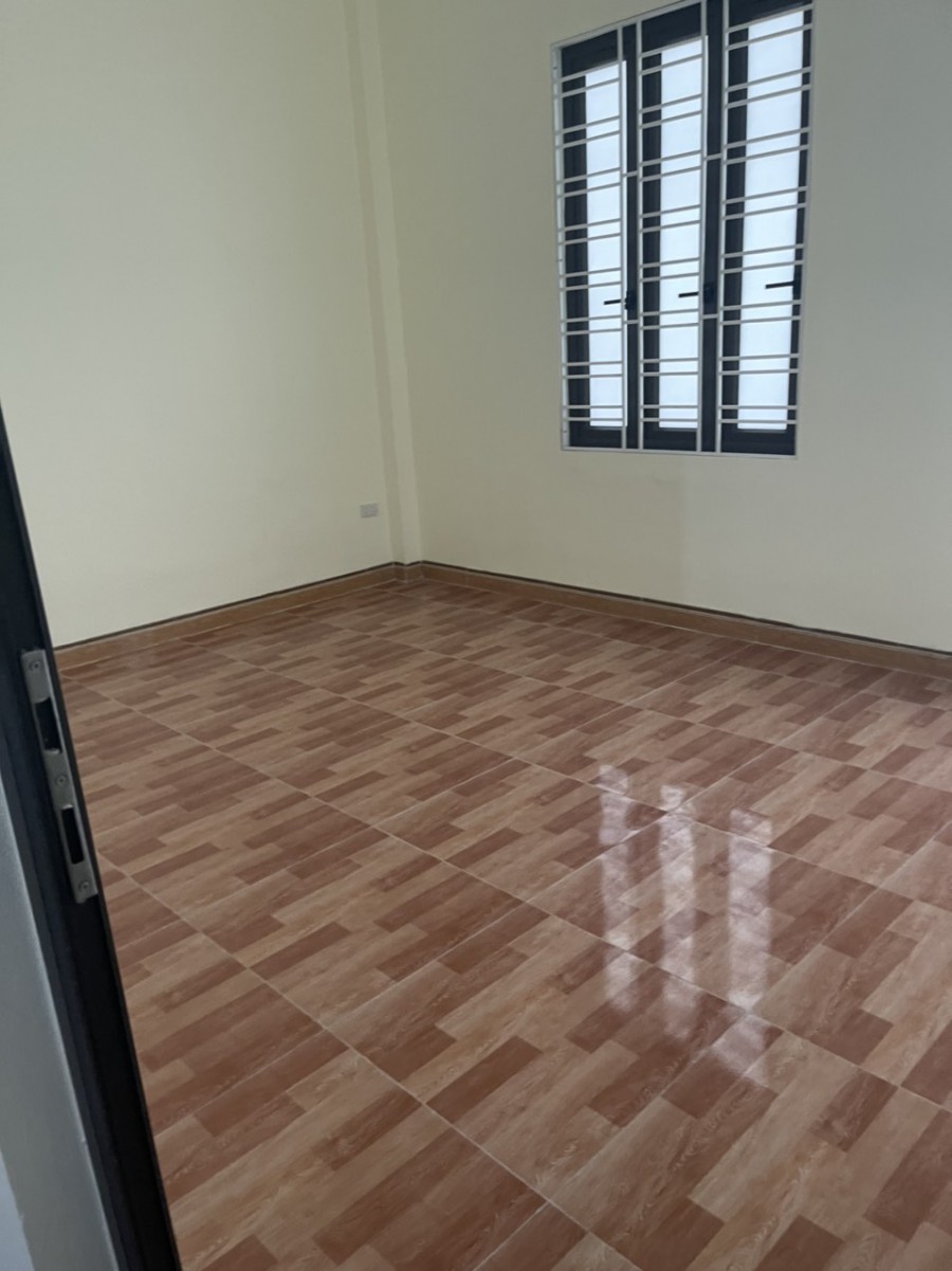 Vợ chồng tôi cần bán nhà 5 tầng sổ đỏ riêng đường Thanh Đàm Hoàng Mai HN giá 2.1 tỷ