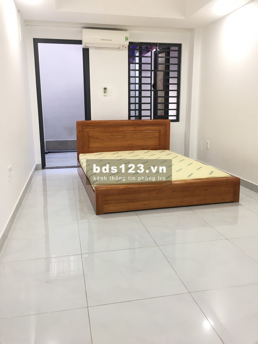 Phòng trệt ban công sau thoáng mát 28m2 cách ĐH Văn Lang cs3 500m