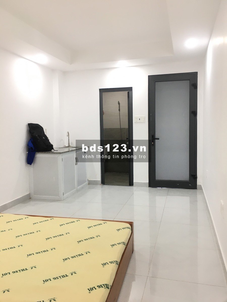 Phòng trệt ban công sau thoáng mát 28m2 cách ĐH Văn Lang cs3 500m
