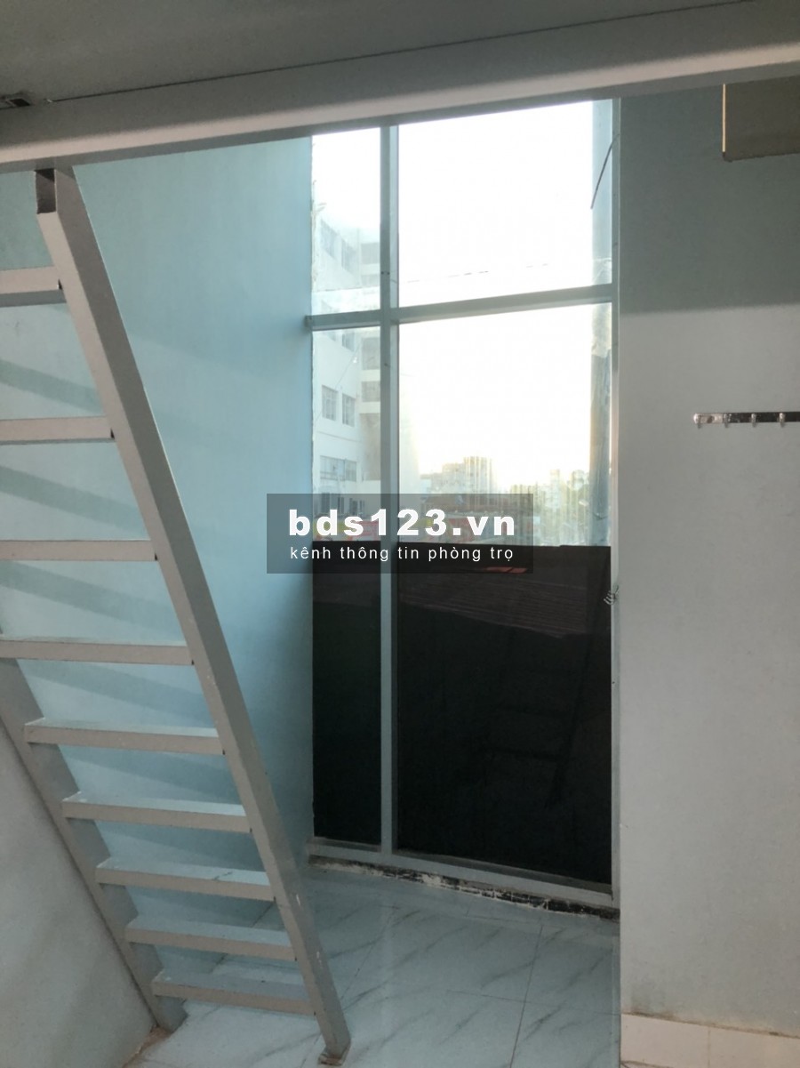 Cho thuê phòng Quận 10 giá mùa covid có gác, cửa sổ máy lạnh