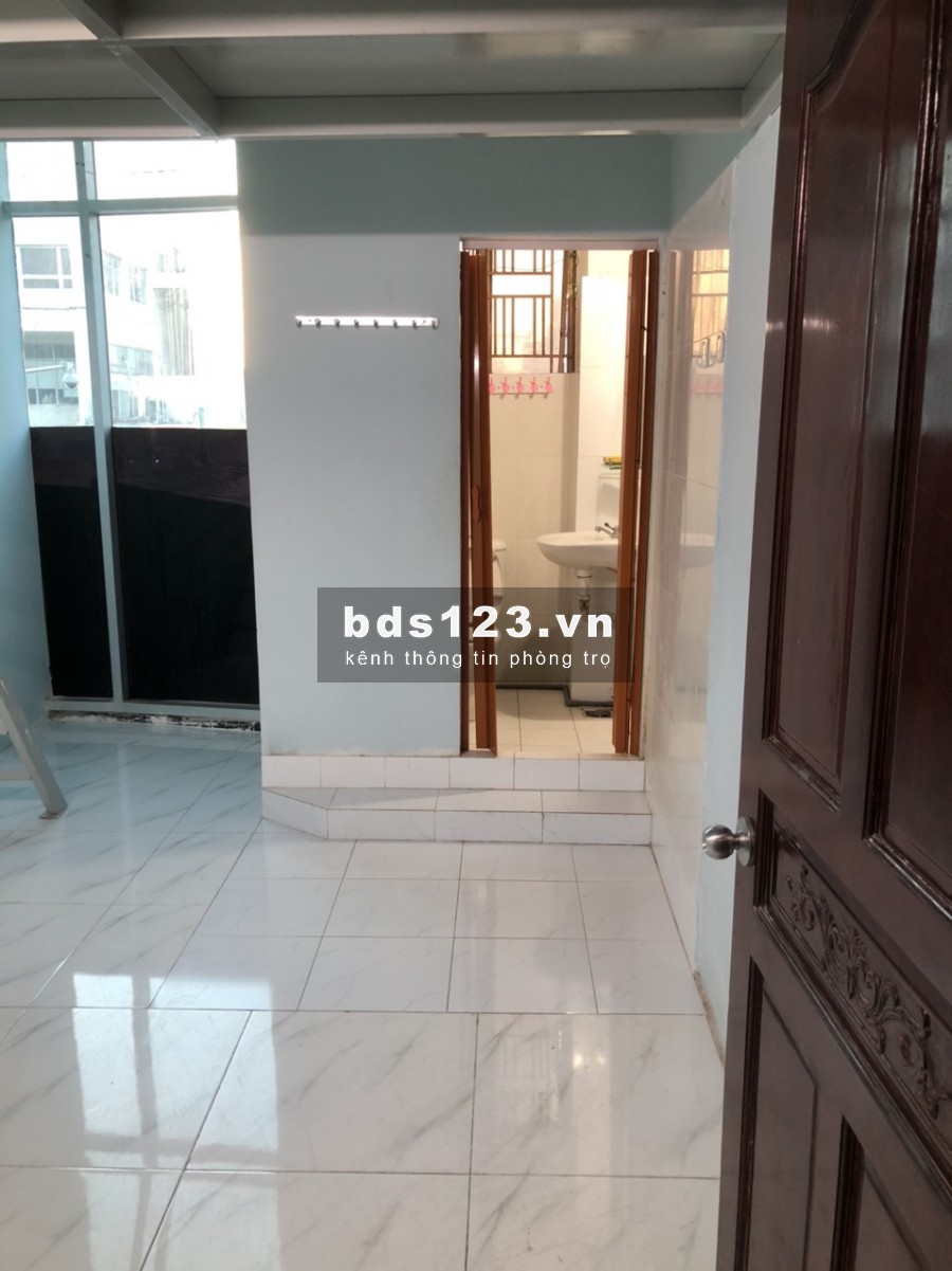 Cho thuê phòng Quận 10 giá mùa covid có gác, cửa sổ máy lạnh