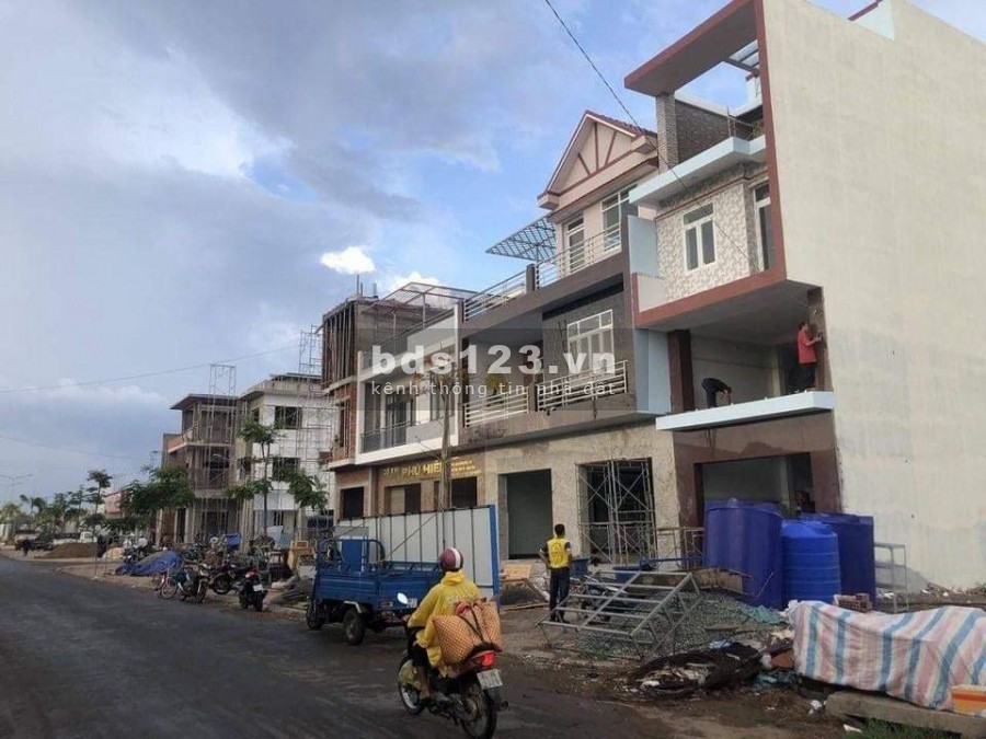 Bán đất mặt tiền chợ mới thị trấn Thạnh Phú, lh 0966018997