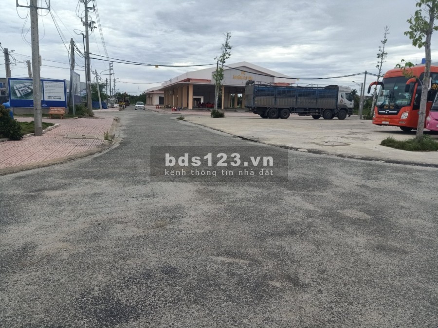 Bán đất mặt tiền chợ mới thị trấn Thạnh Phú, lh 0966018997