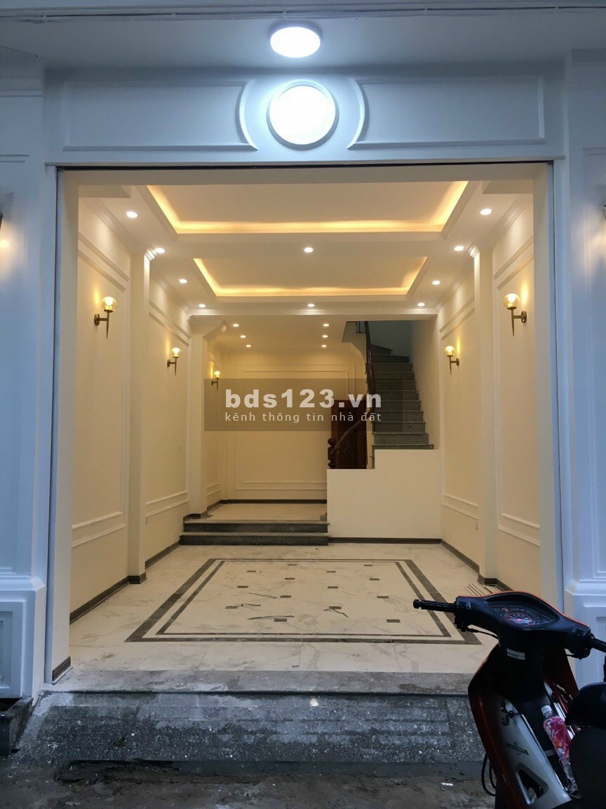 Bán nhà Ngọc Thuỵ dt 33.5m x 5 tầng, giá 3,35 tỉ, ô tô đỗ cửa