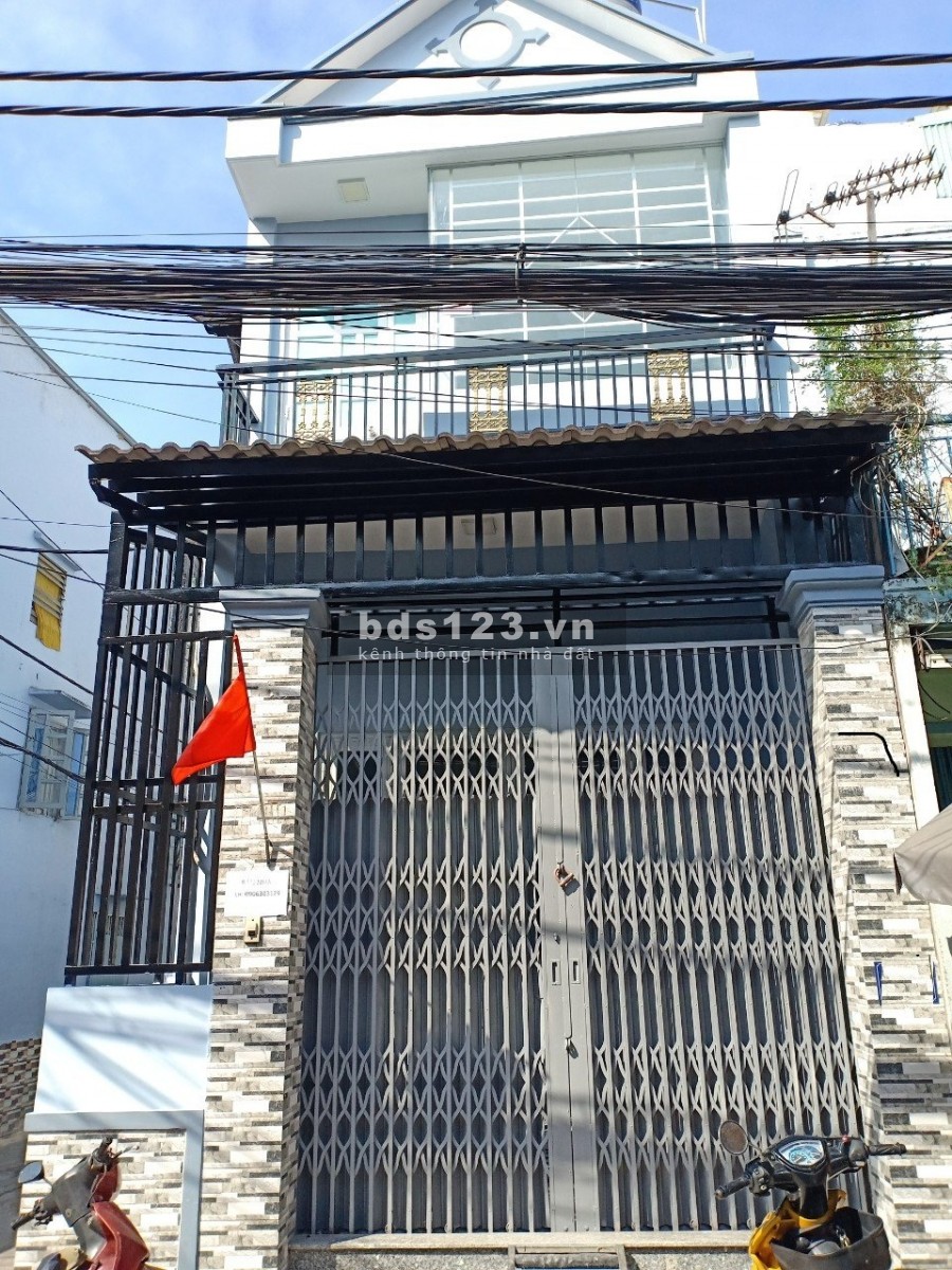 Cần bán gấp nhà ngay bốn xã, vị trí kinh doanh buôn bán, lh 0936552322