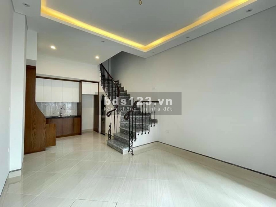 Bán nhà Ngọc Thuỵ dt 33.5m x 5 tầng, giá 3,35 tỉ, ô tô đỗ cửa
