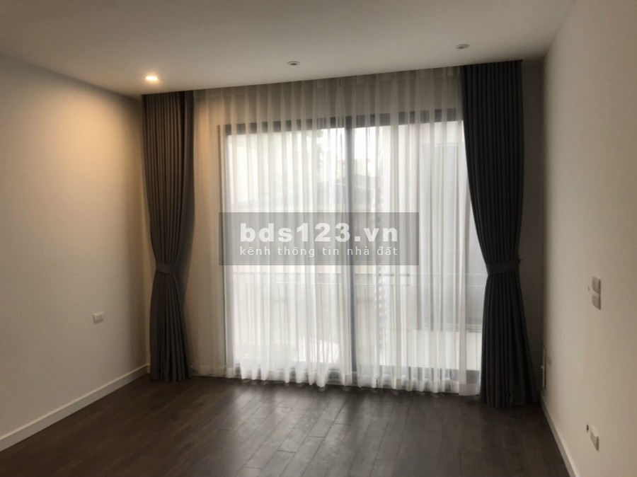 Bán nhà Ngọc Thuỵ dt 33.5m x 5 tầng, giá 3,35 tỉ, ô tô đỗ cửa