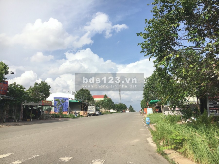 Cần bán gấp lô đất 300m2(10x30), gần chợ, tôi bán giá rẻ hơn thị trường, giá 1.65 tỷ/nển