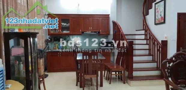 Cần bán gấp nhà ngõ 12 Bồ Đê 36m2 x 5 tầng, 4m MT, giá 3.55 tỷ, Nhà dân xây, gần phố.