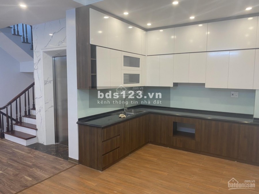 Gia đình cần bán nhà Thái Hà để chuyển ra biệt thự, ô tô đỗ trước cửa, 5 tầng đúc