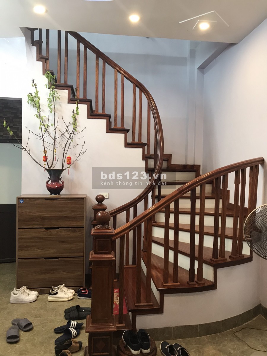 Bán nhà Phùng Hưng 4 tầng 50m Mt 4m ô tô đỗ cửa giá 5,5 tỷ