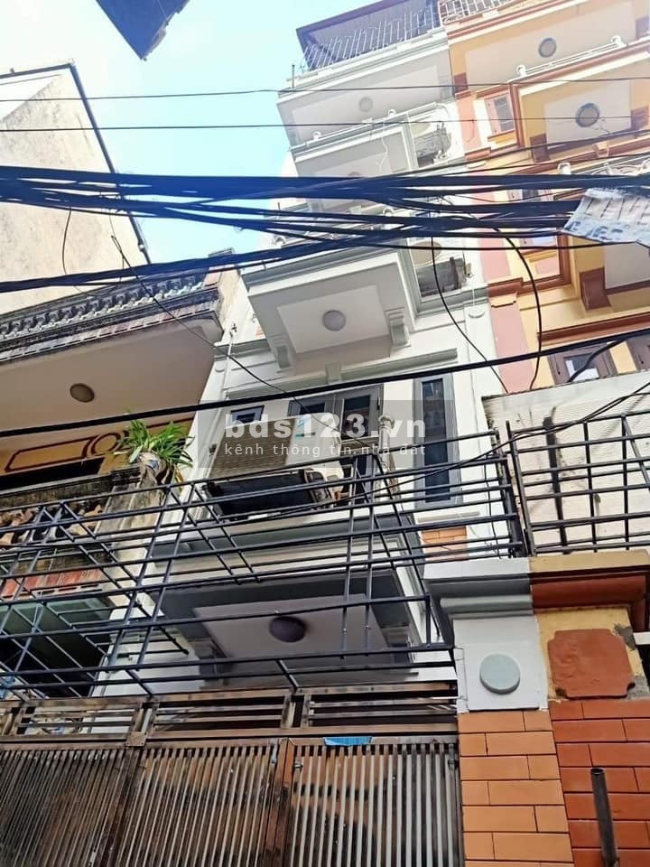 Nhà Hoàng Quốc Việt 40m 5 tầng đúc kiên cố, giá 4.1 tỷ, lhcc