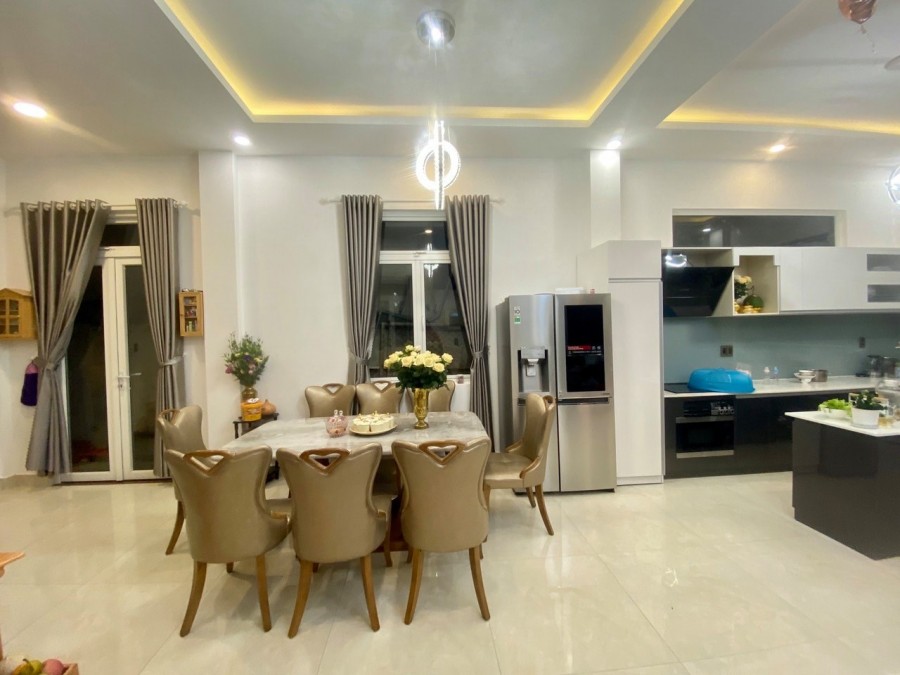 Bán căn Villas sang chảnh nhất nhì thành phố Đà lạt, dt 200m2, mt đường Nguyễn Đình Quân