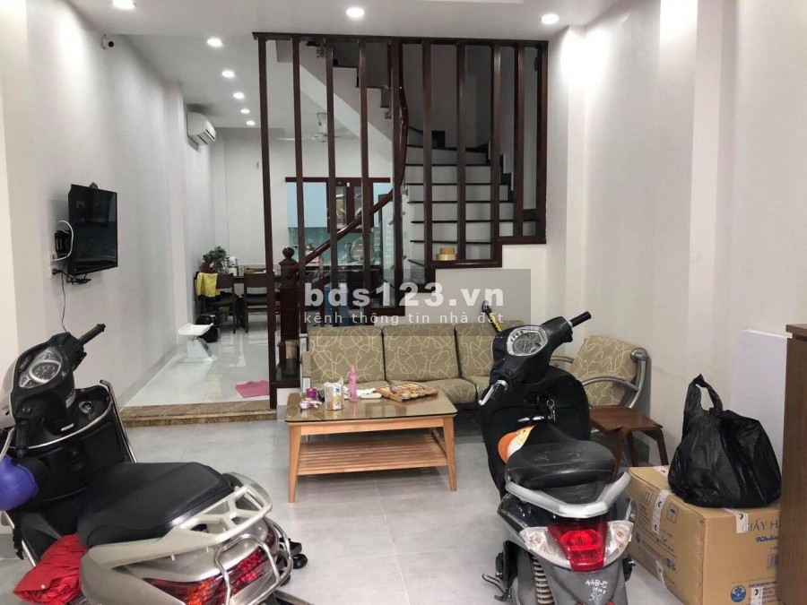 Bán nhà Bát Khối diện tích sử dụng 51,6m2, ngõ oto, tặng nội thất mới, giá 4 tỷ