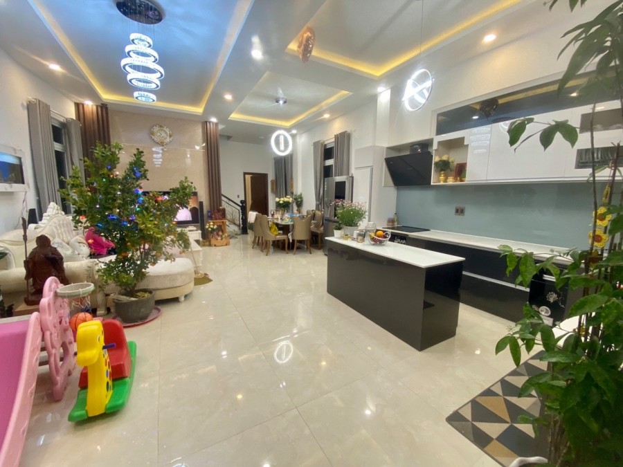 Bán căn Villas sang chảnh nhất nhì thành phố Đà lạt, dt 200m2, mt đường Nguyễn Đình Quân