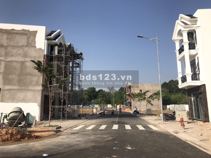 Bán nhà Cổng Vsip 2a, ĐT 742, vị trí đắc địa, khu dân cư hiện hữu, đông đúc