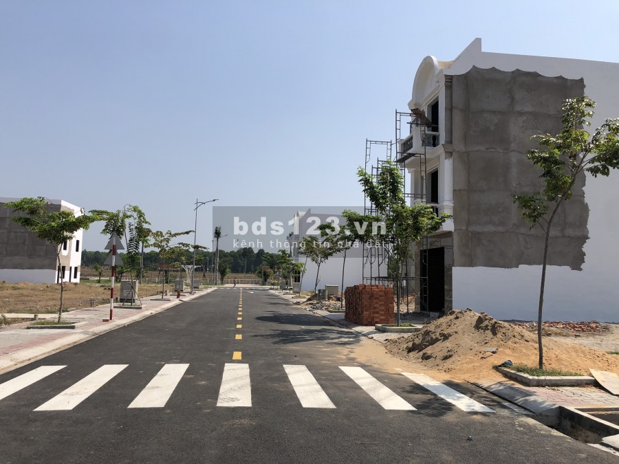 Bán nhà Cổng Vsip 2a, ĐT 742, vị trí đắc địa, khu dân cư hiện hữu, đông đúc