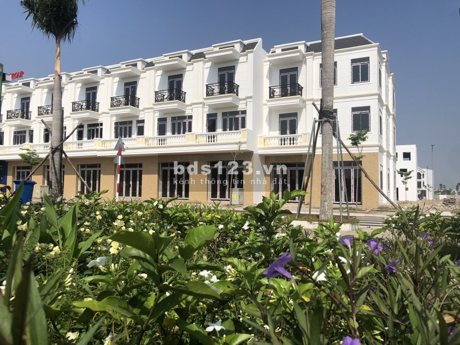 Bán nhà Cổng Vsip 2a, ĐT 742, vị trí đắc địa, khu dân cư hiện hữu, đông đúc