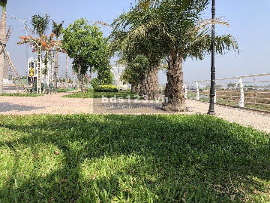 Bán nhà Cổng Vsip 2a, ĐT 742, vị trí đắc địa, khu dân cư hiện hữu, đông đúc