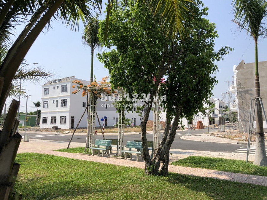 Bán nhà Cổng Vsip 2a, ĐT 742, vị trí đắc địa, khu dân cư hiện hữu, đông đúc