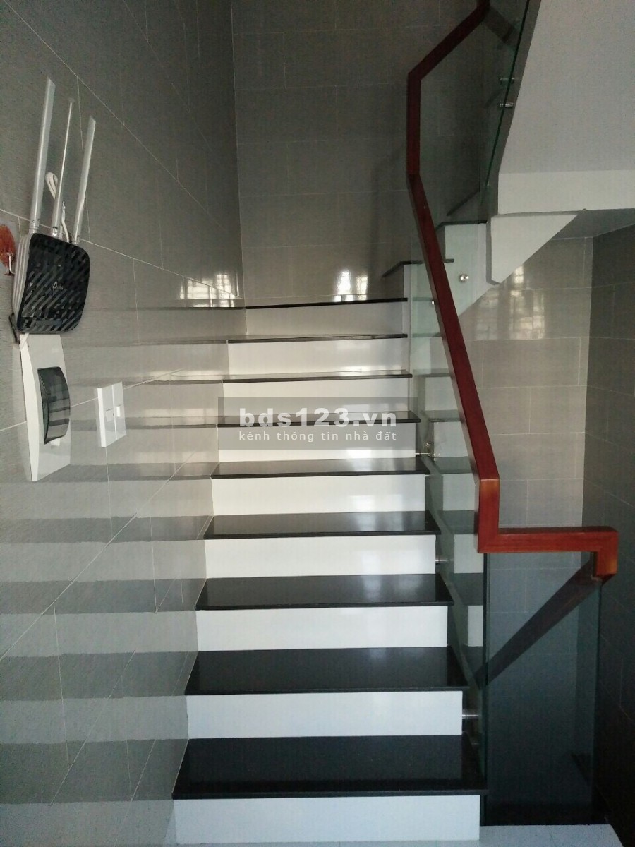 Cần bán nhà Linh Xuân thành phố Thủ Đức, khu dân cư đông đúc, lhcc