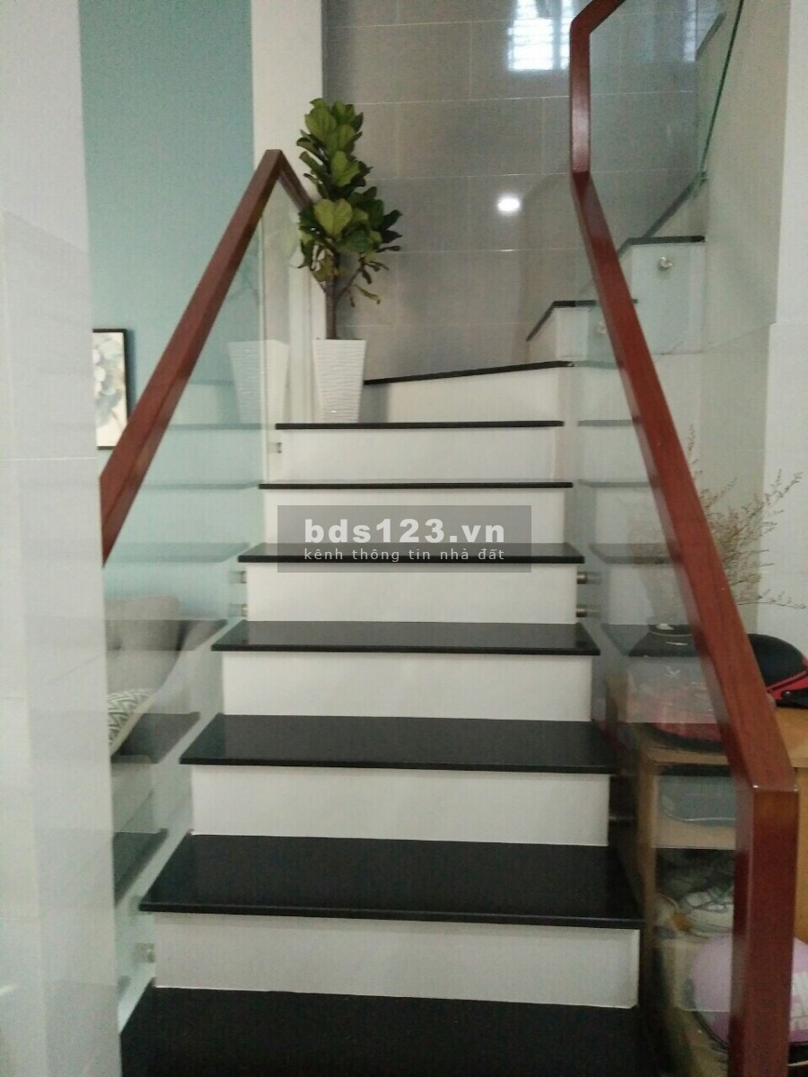 Cần bán nhà Linh Xuân thành phố Thủ Đức, khu dân cư đông đúc, lhcc