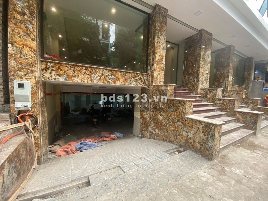 Bán tòa nhà KD VP Cầu giấy diện tích 130m, vỉa hè rộng, có hầm để xe.
