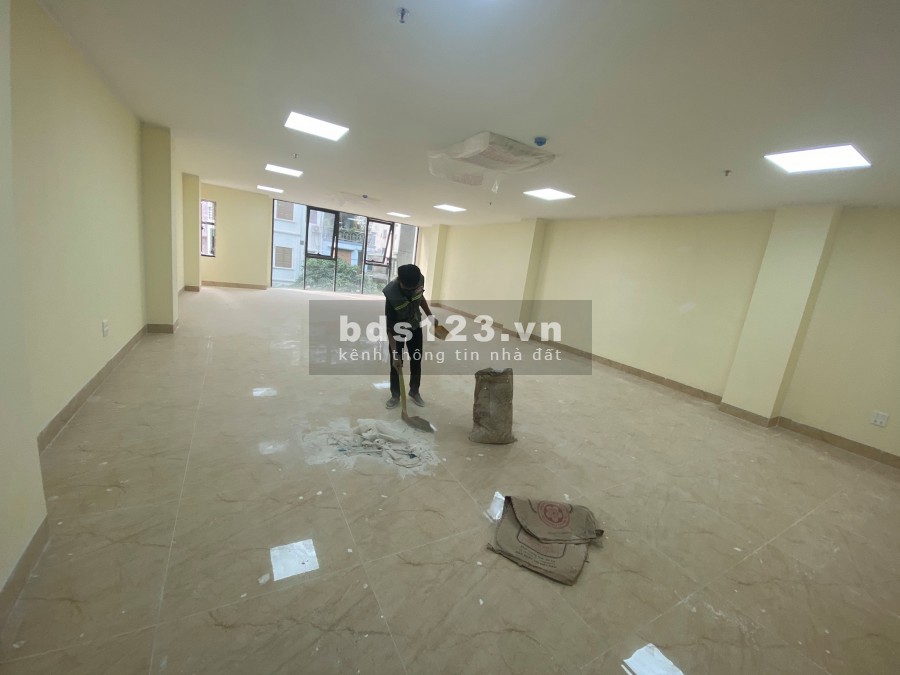 Bán tòa nhà KD VP Cầu giấy diện tích 130m, vỉa hè rộng, có hầm để xe.