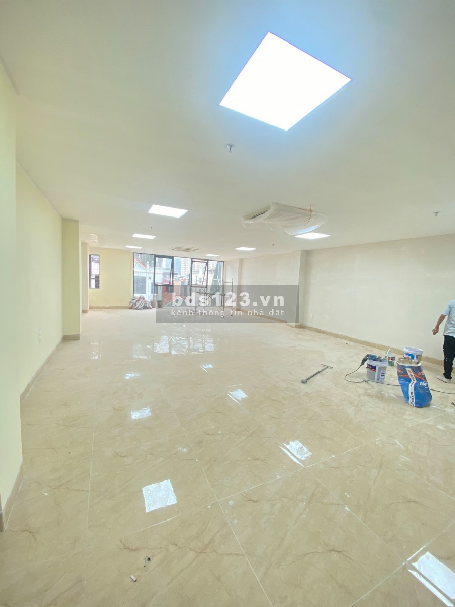 Bán tòa nhà KD VP Cầu giấy diện tích 130m, vỉa hè rộng, có hầm để xe.