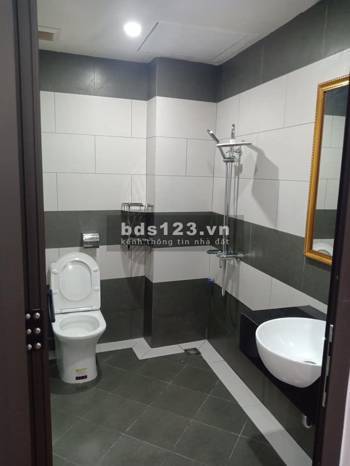 Nhỉnh 4 tỷ có nhà 5 tầng, Quận Hai Bà Trung, nhà đẹp, ngõ thông, ô tô đổ cổng, lhcc