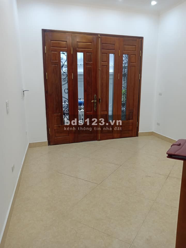Nhỉnh 4 tỷ có nhà 5 tầng, Quận Hai Bà Trung, nhà đẹp, ngõ thông, ô tô đổ cổng, lhcc