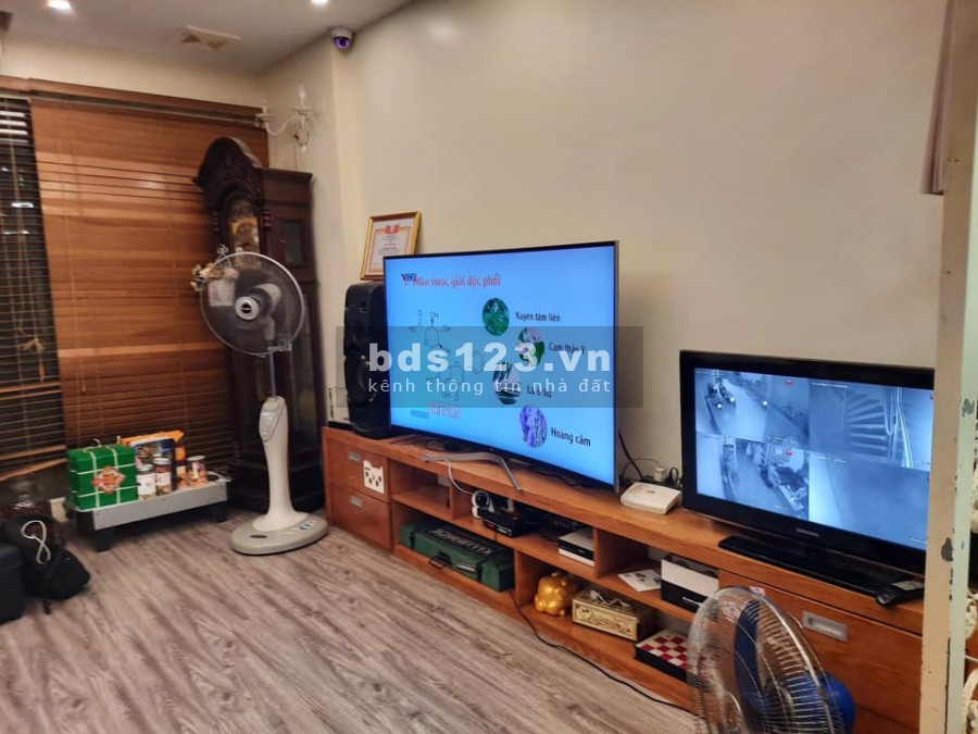 Bán nhà Đặng Tiến Đông: Ôtô đỗ cửa, 40m2, MT 4.2m, 6T, nhà đẹp, tặng nội thất-0975642942