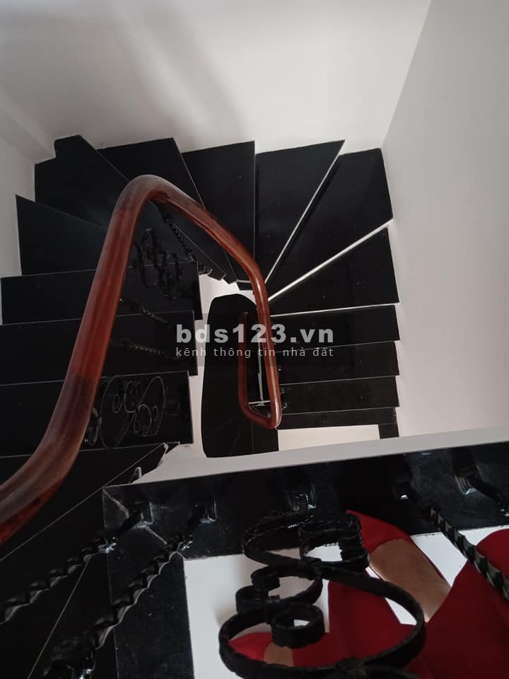 Nhỉnh 4 tỷ có nhà 5 tầng, Quận Hai Bà Trung, nhà đẹp, ngõ thông, ô tô đổ cổng, lhcc