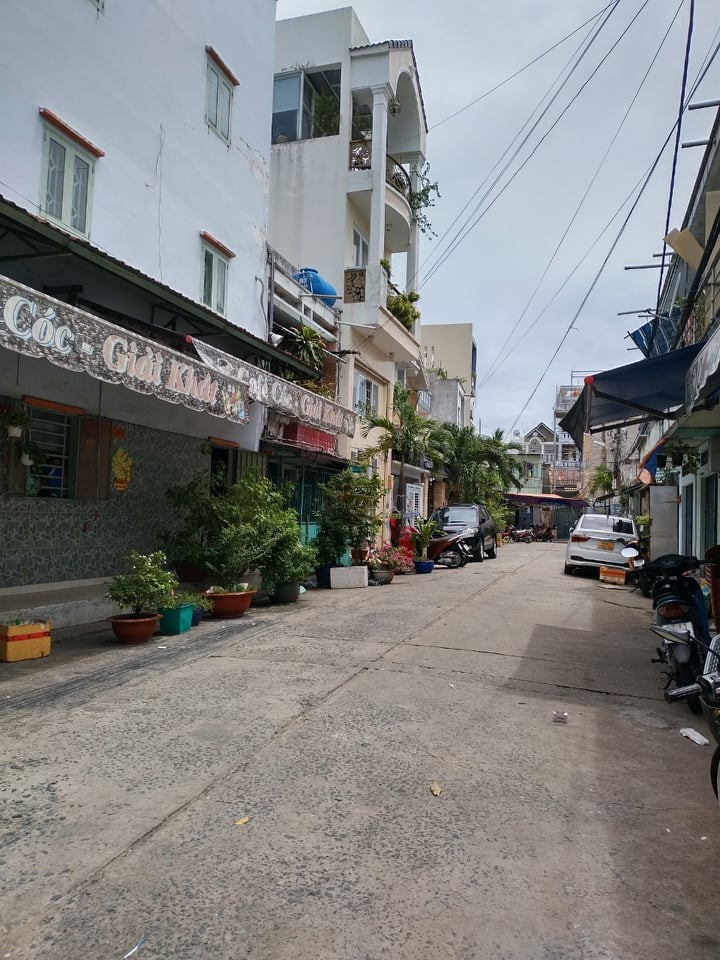Nhà vị trí tốt hẻm xe tải tránh, gần chợ Bình Long, ngã tư Bốn Xã Quận Bình Tân, 6 tỷ, dt 80m2