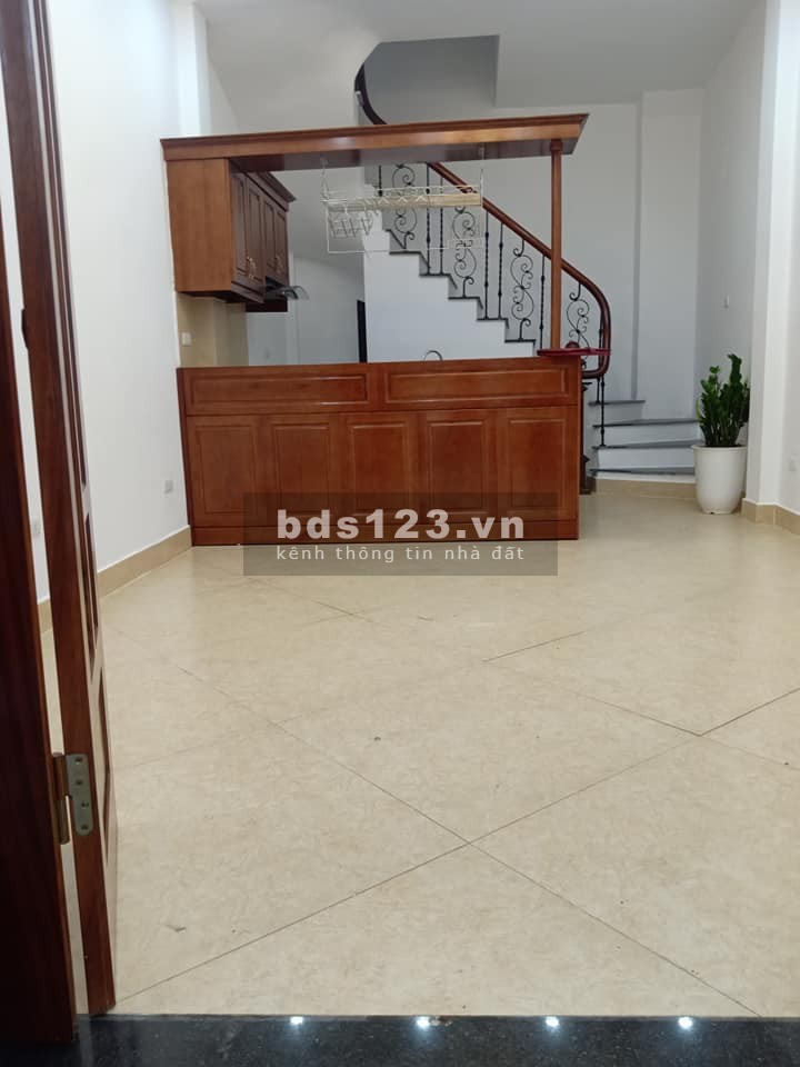 Nhỉnh 4 tỷ có nhà 5 tầng, Quận Hai Bà Trung, nhà đẹp, ngõ thông, ô tô đổ cổng, lhcc