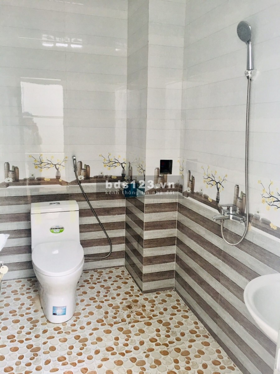Nhà mới xây 100m2 trang bị hiện đại, khu vực dân cư đông đúc