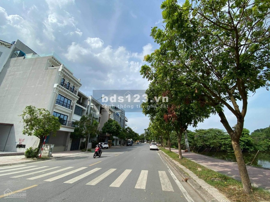Bán nhà mặt phố Quận Long Biên, Hà Nội, kinh doanh khủng, giá 13 tỷ