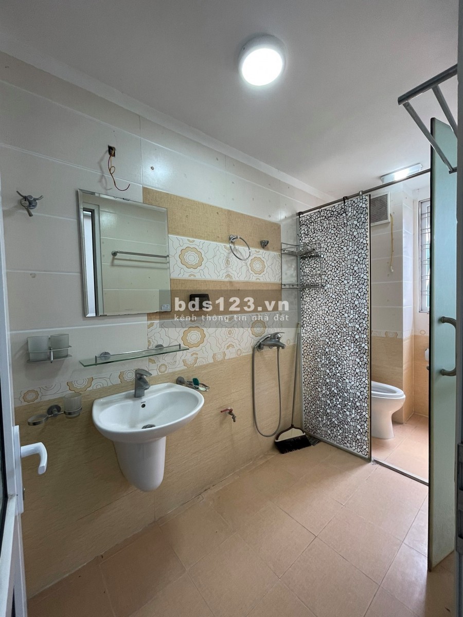 Nhà nguyên căn đẹp Quận Tây Hồ, bao rộng, giá rẻ nhỉnh 3 tỷ, dt 43m2, 5 tầng đúc