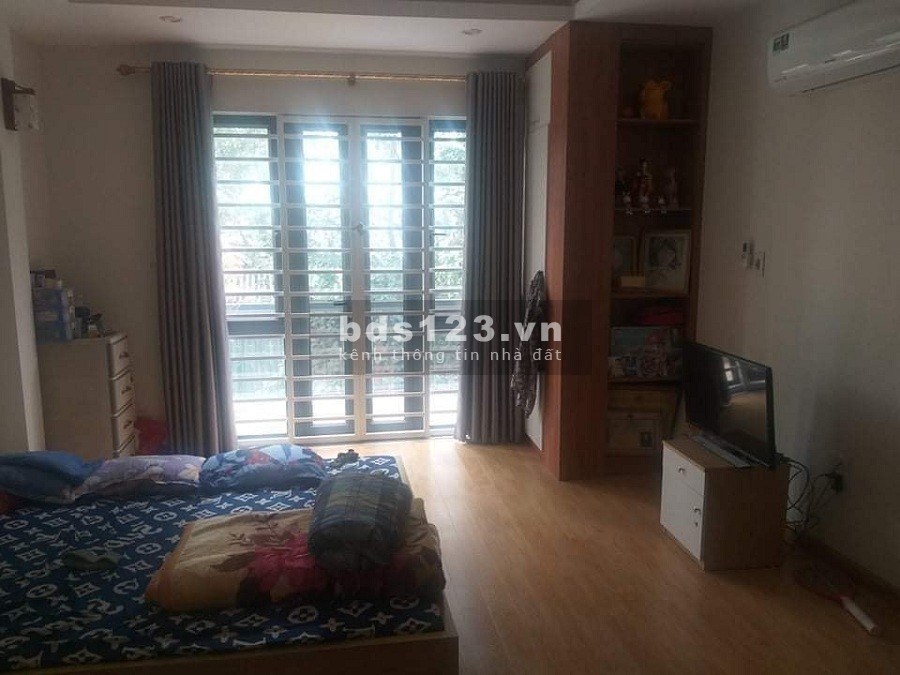 Bán nhà phố Miếu Đầm, cách vài nhà ra phố an ninh tốt, diện tích 37m2 chỉ 3.25 tỷ