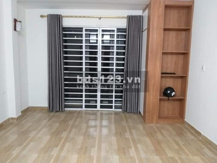 Bán nhà phố Miếu Đầm, cách vài nhà ra phố an ninh tốt, diện tích 37m2 chỉ 3.25 tỷ