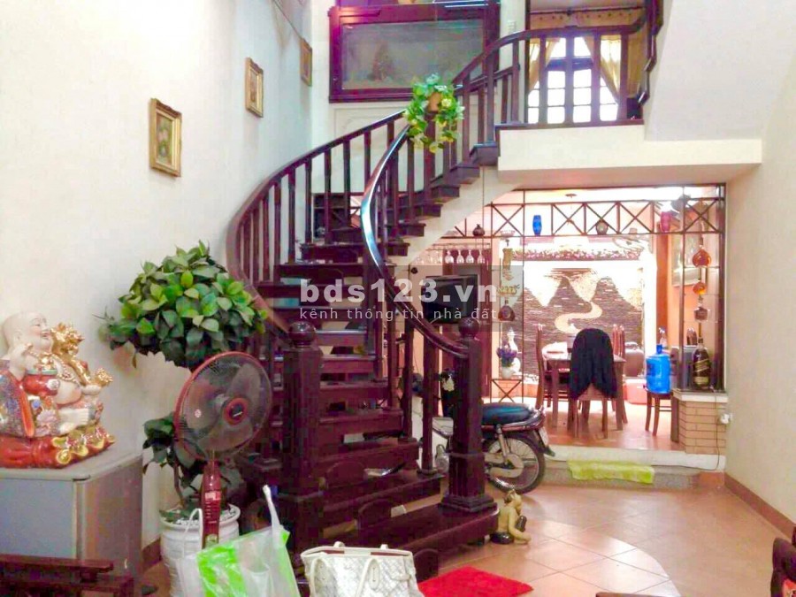 Đỗ Đức Dục kinh doanh ô tô diện tích 60m2, mt 4,5m giá 8,4 tỷ.