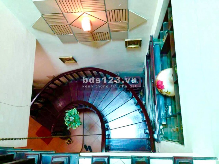 Đỗ Đức Dục kinh doanh ô tô diện tích 60m2, mt 4,5m giá 8,4 tỷ.