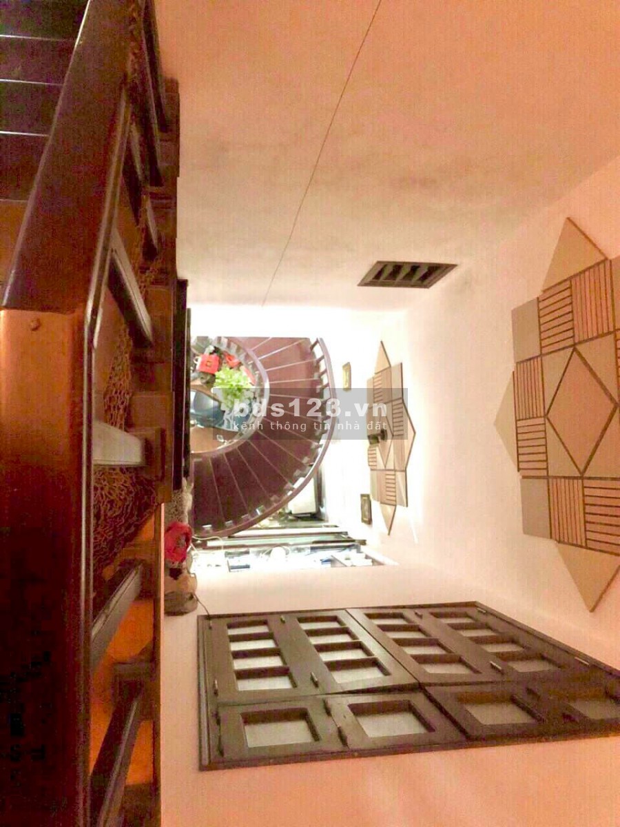 Đỗ Đức Dục kinh doanh ô tô diện tích 60m2, mt 4,5m giá 8,4 tỷ.